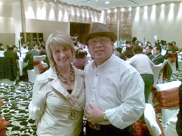 ●市政府招待英國市長代表團，會長出席并與市長合影