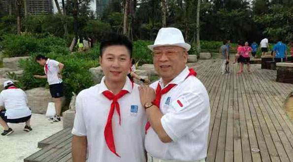 ●董事長(zhǎng)與世界冠軍李小鵬