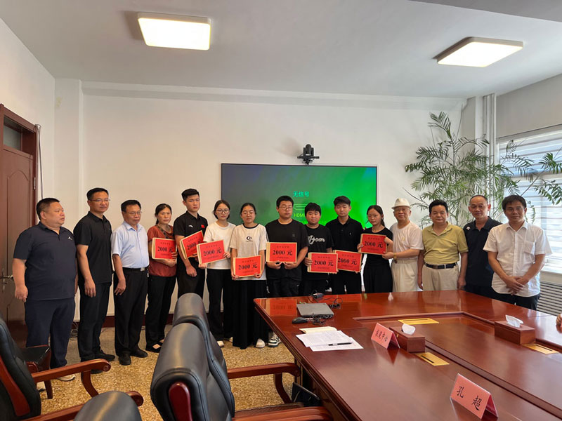 張博董事長帶領濟寧商會部分會員及嘉祥商會“博愛基金”成員回家鄉(xiāng)進行慈善捐贈活動